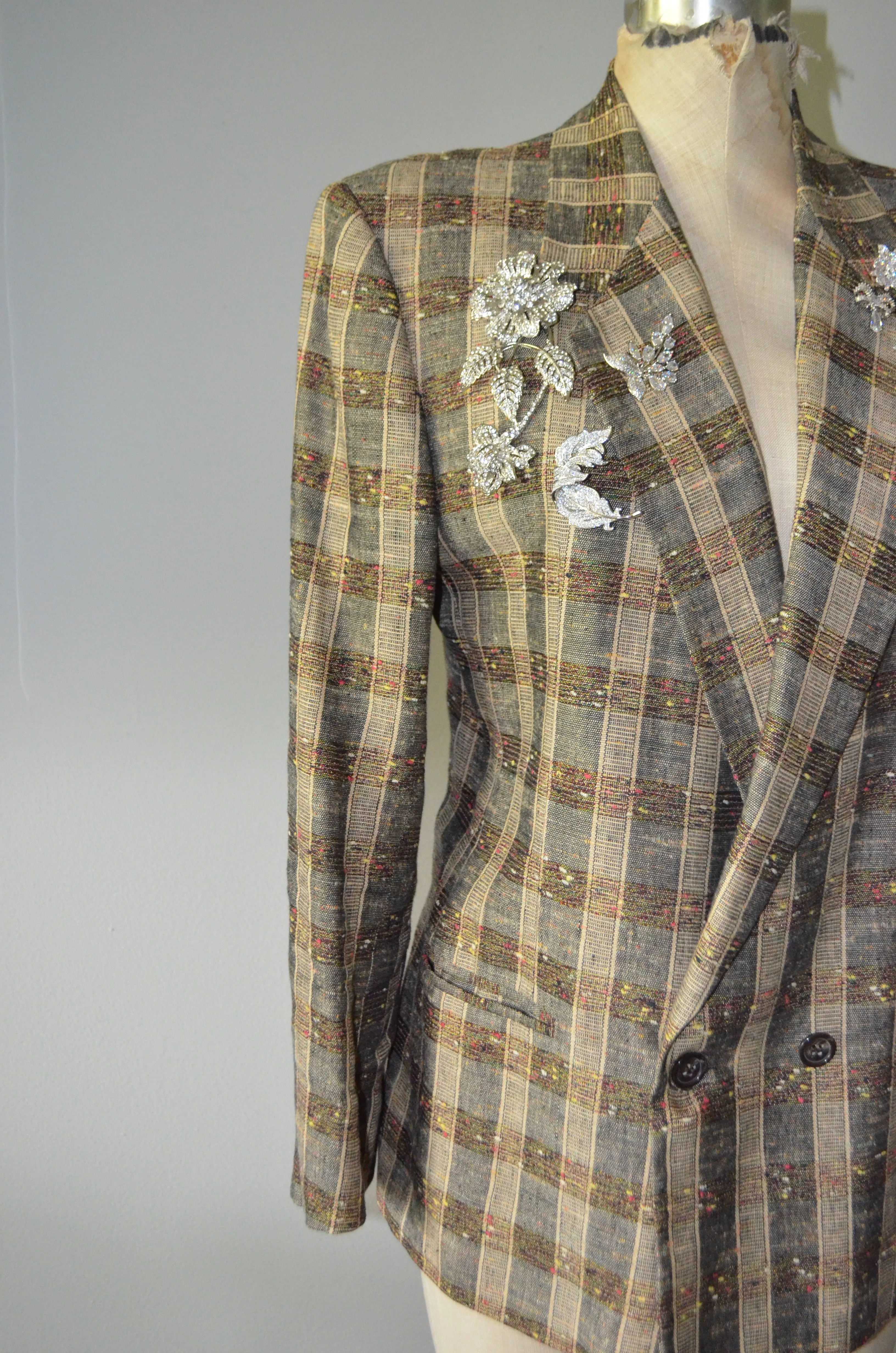 80s Moda Mario Italian plaid tweed tailor tan blazer with Floral zircon broochs