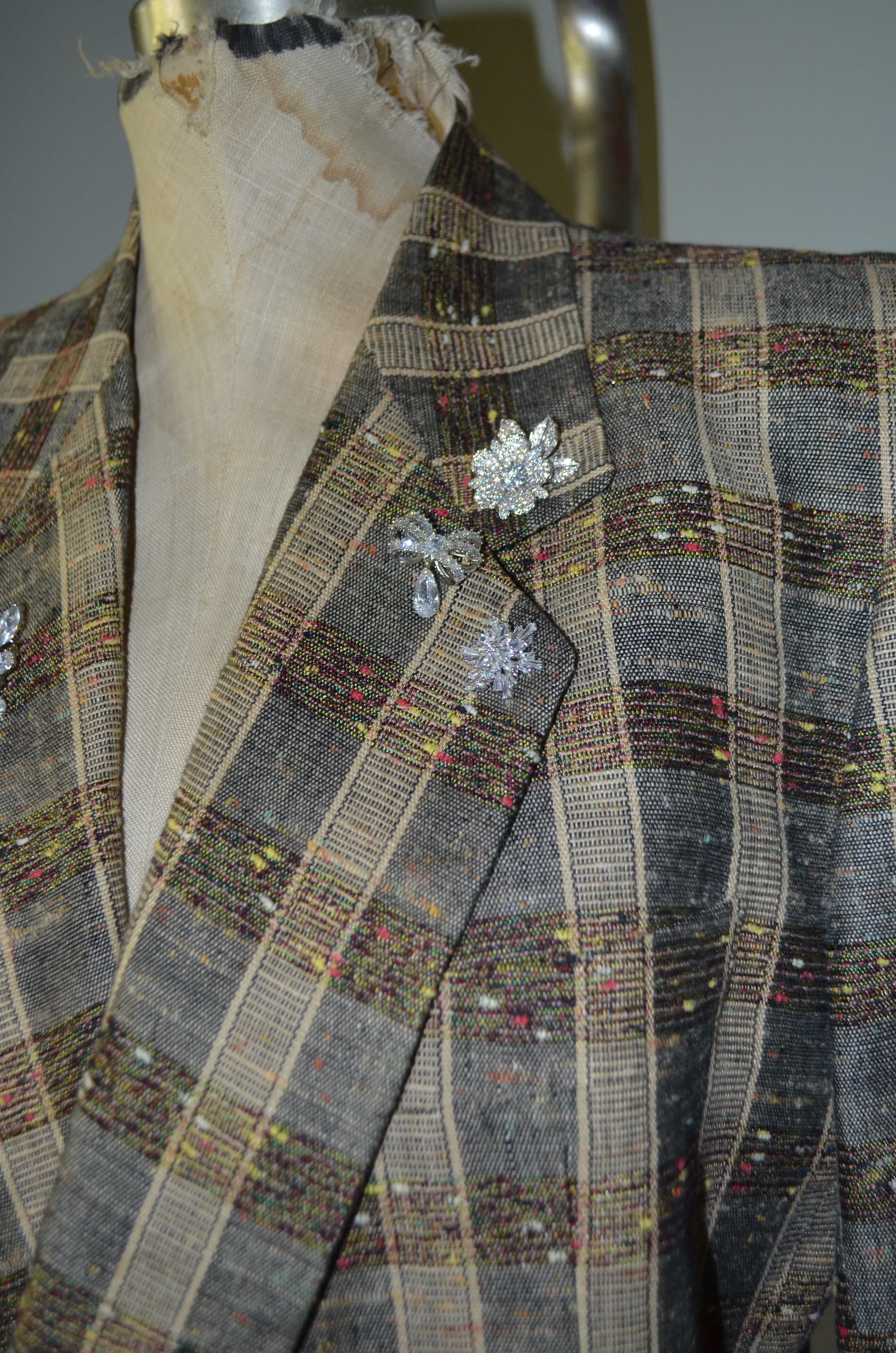 80s Moda Mario Italian plaid tweed tailor tan blazer with Floral zircon broochs