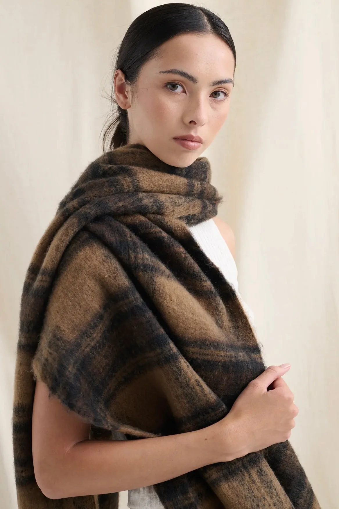 ALYA BROWN PLAID FLUFFY SCARF