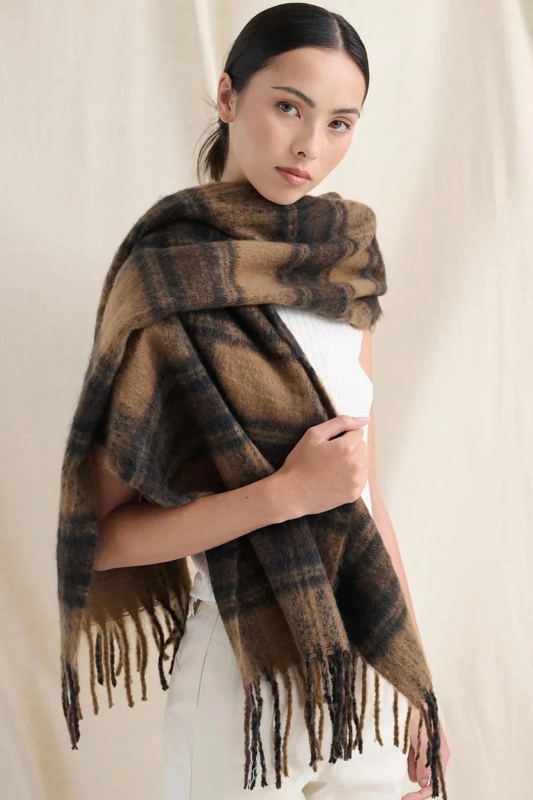 ALYA BROWN PLAID FLUFFY SCARF