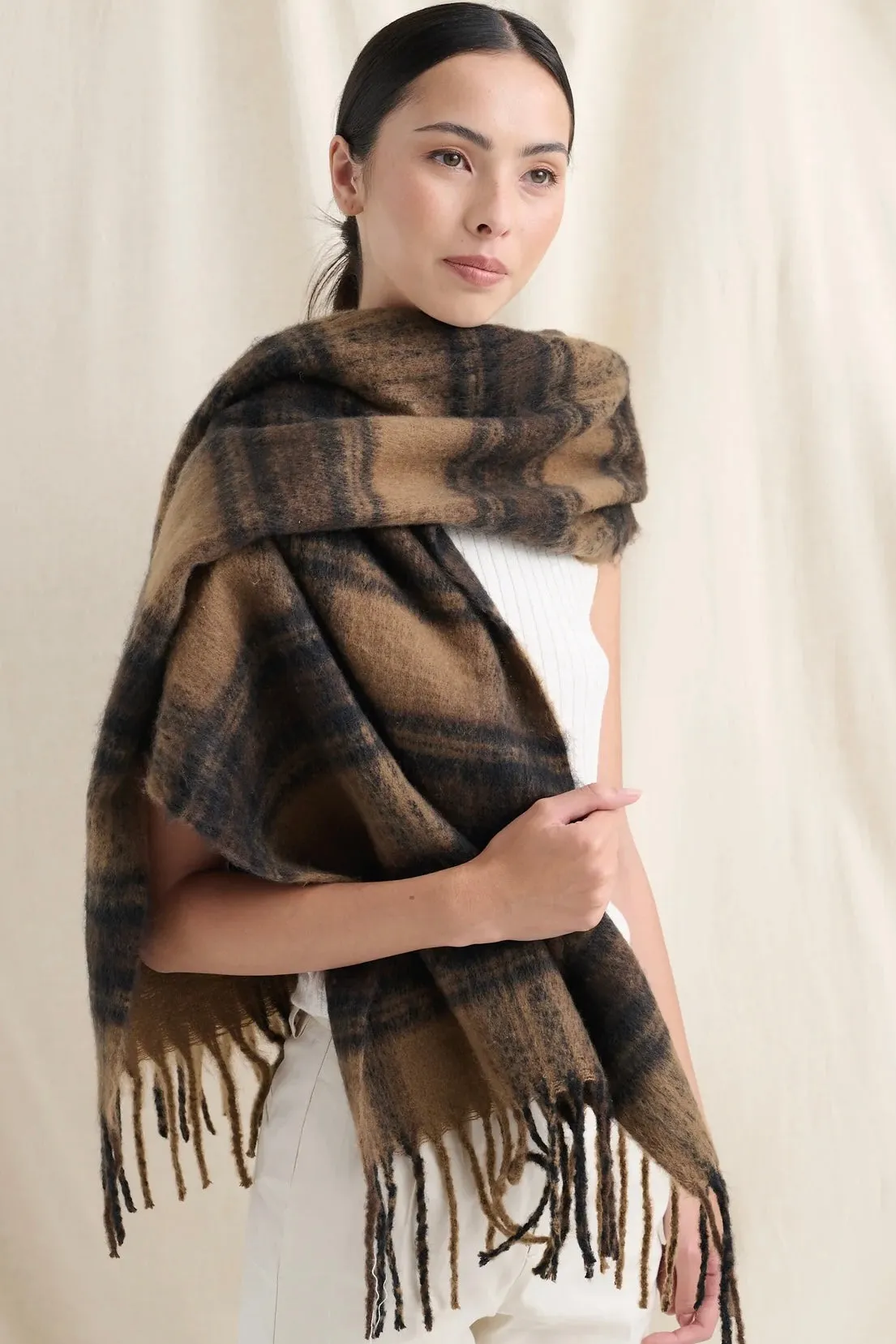 ALYA BROWN PLAID FLUFFY SCARF