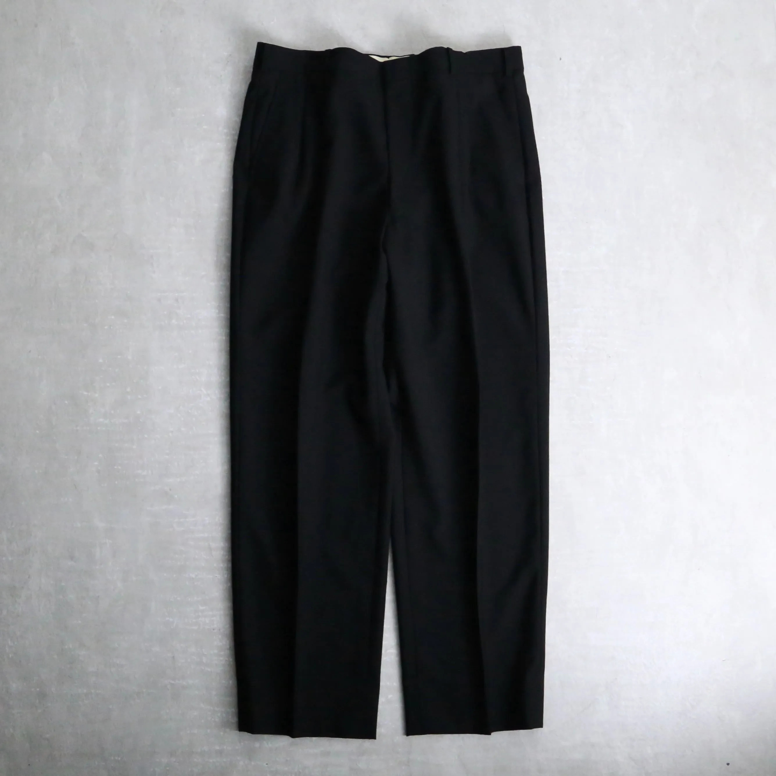 black color 2tuck wide tapered silhouette slacks