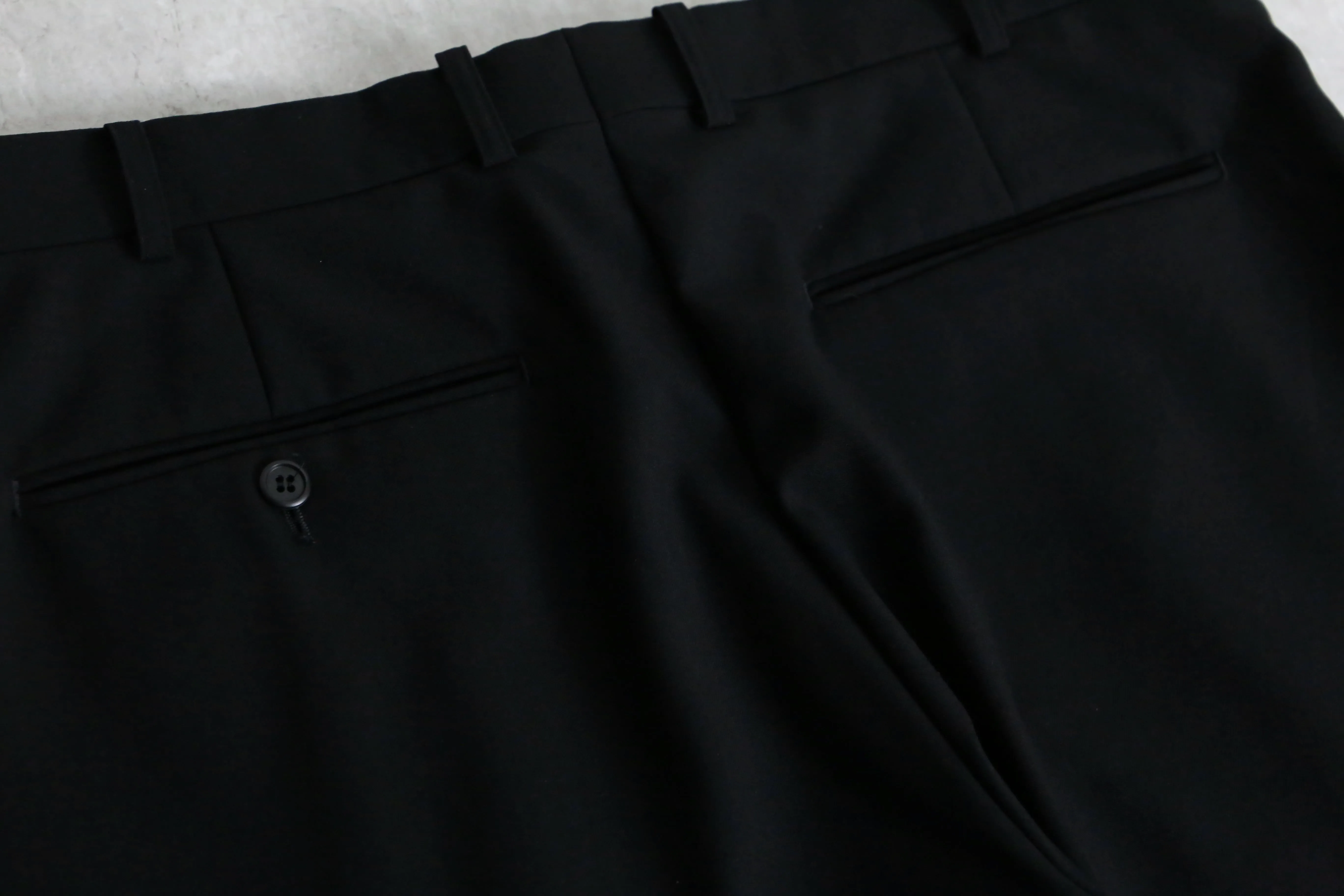 black color 2tuck wide tapered silhouette slacks