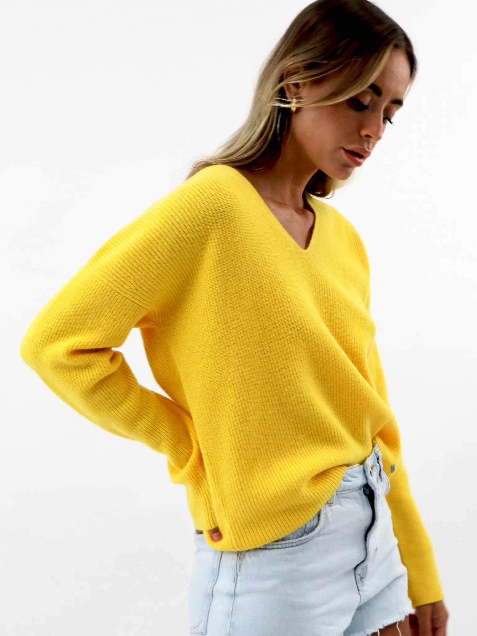 CANGGU V NECK SWEATER