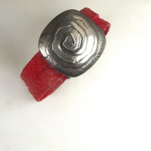 Cuff Bracelet In Red Leather With Big Focus