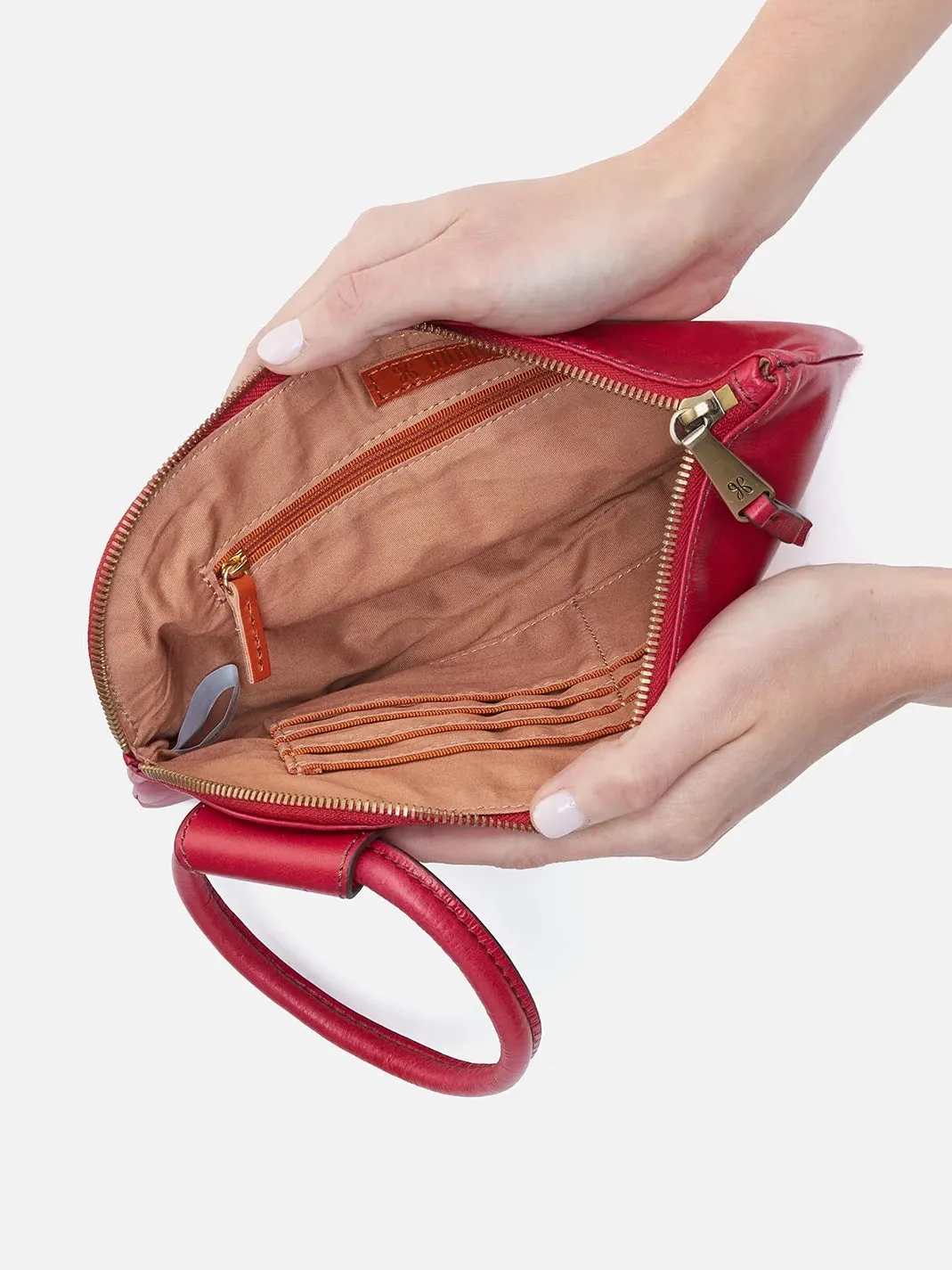 HOBO Sable Wristlet: Polished Leather