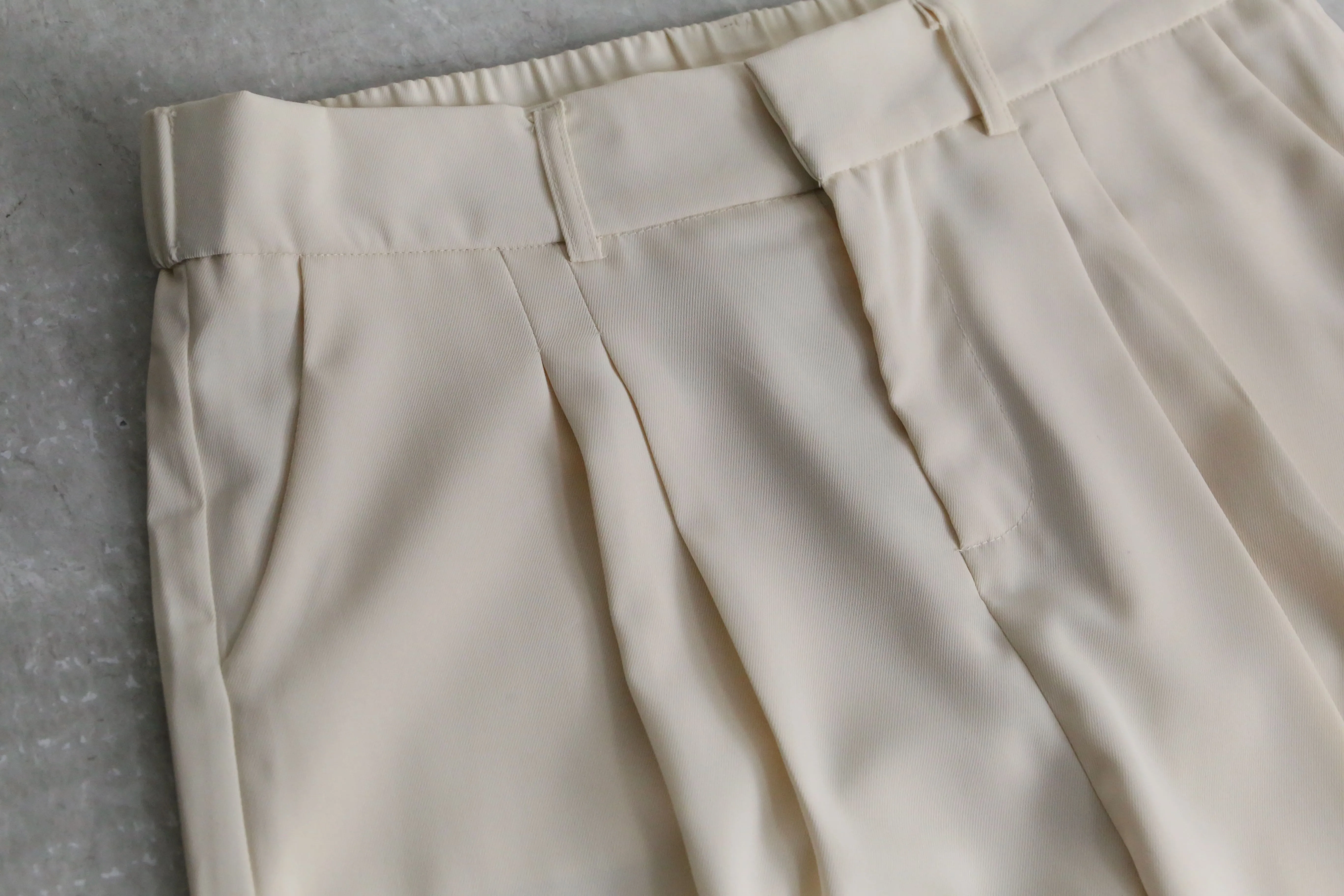 ivory 2tuck wide silhouette straight pants