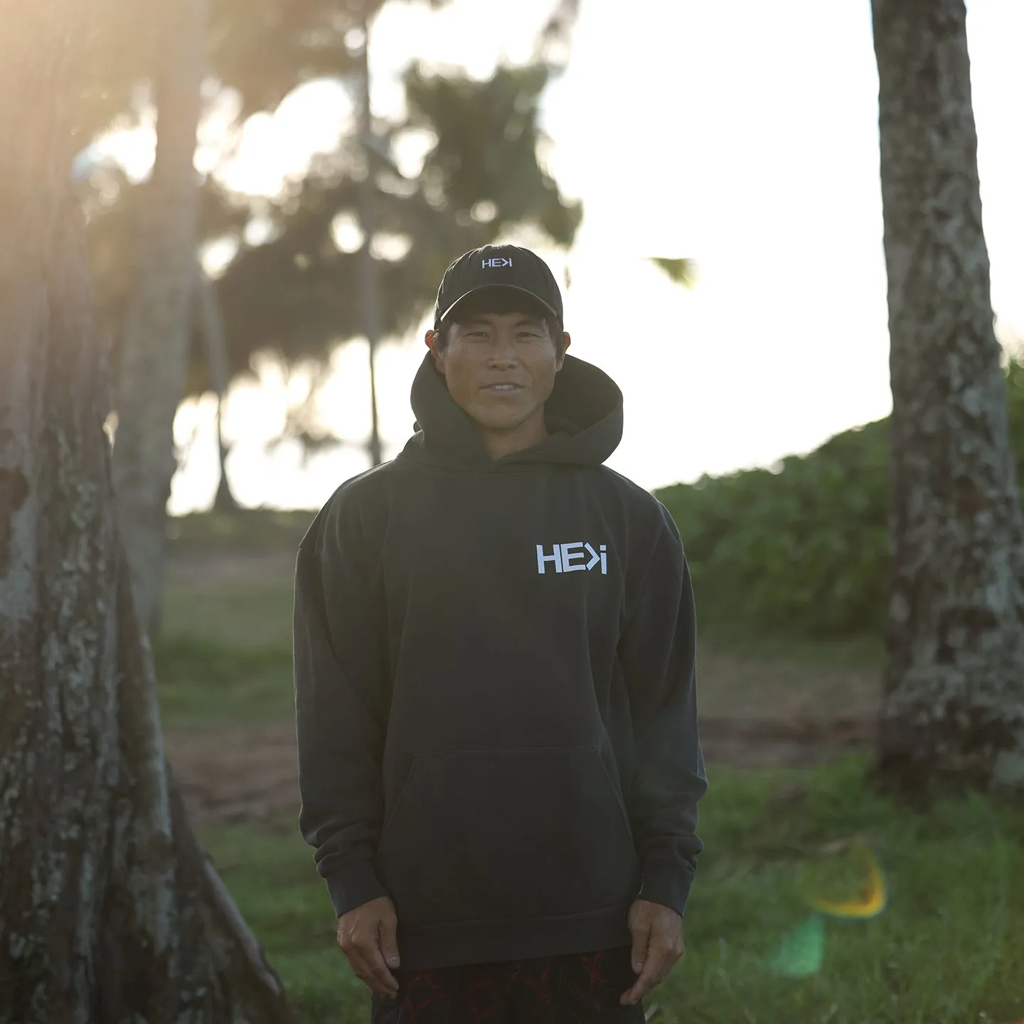 LOGO PULLOVER HOODIE IN PIGMENT BLACK