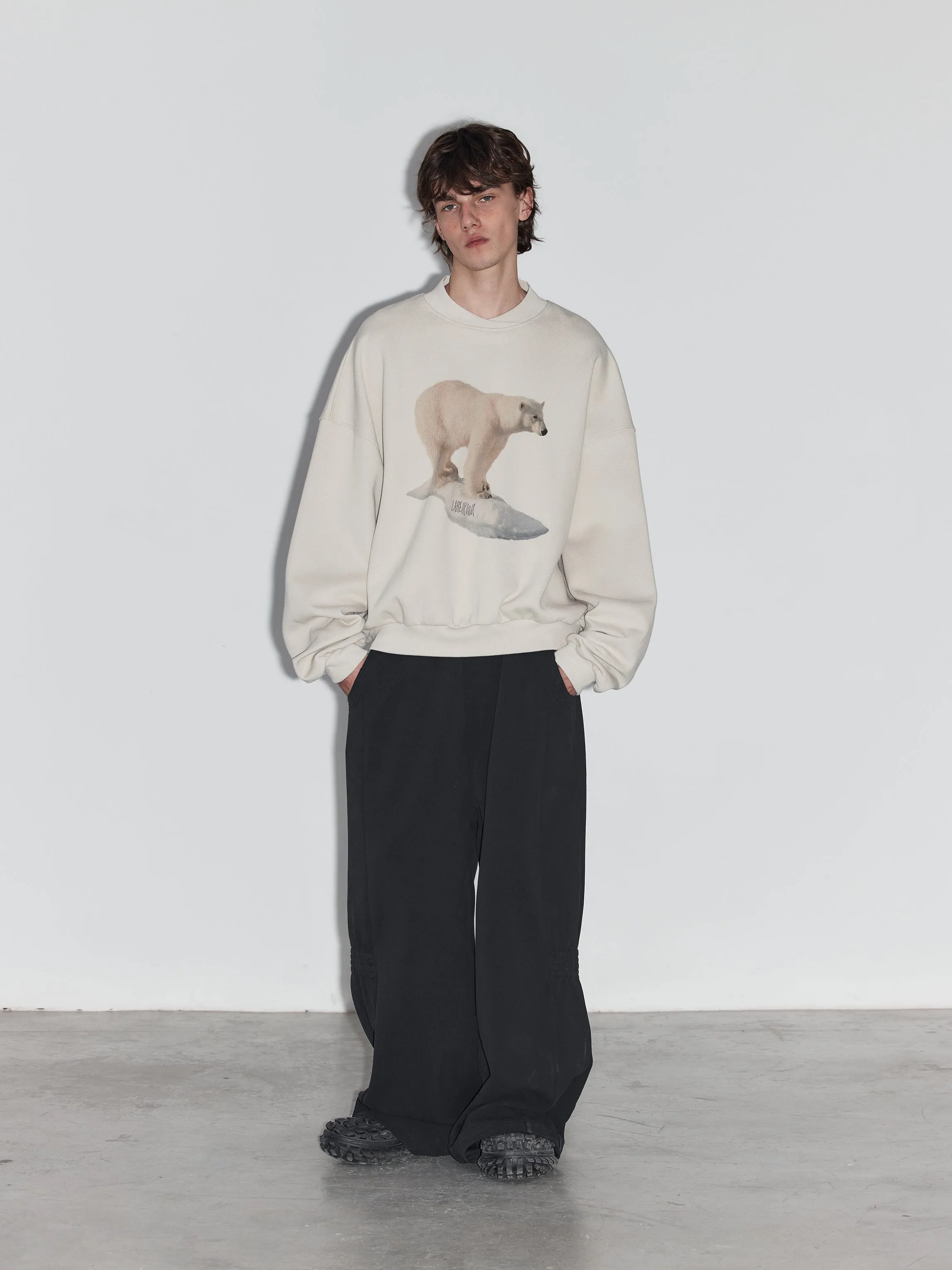 Loose-fitting pullover sweatshirt