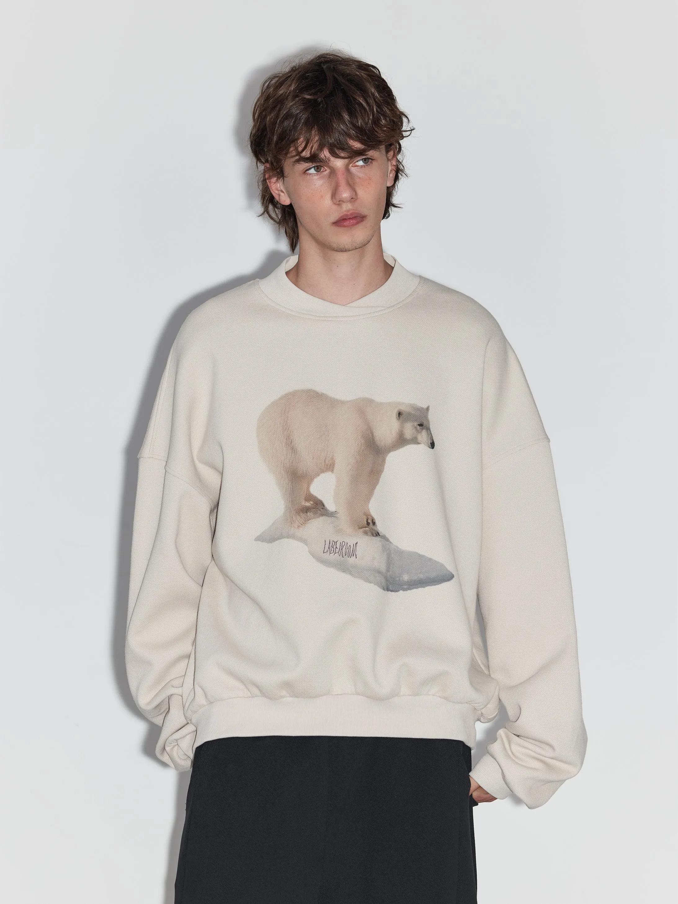 Loose-fitting pullover sweatshirt