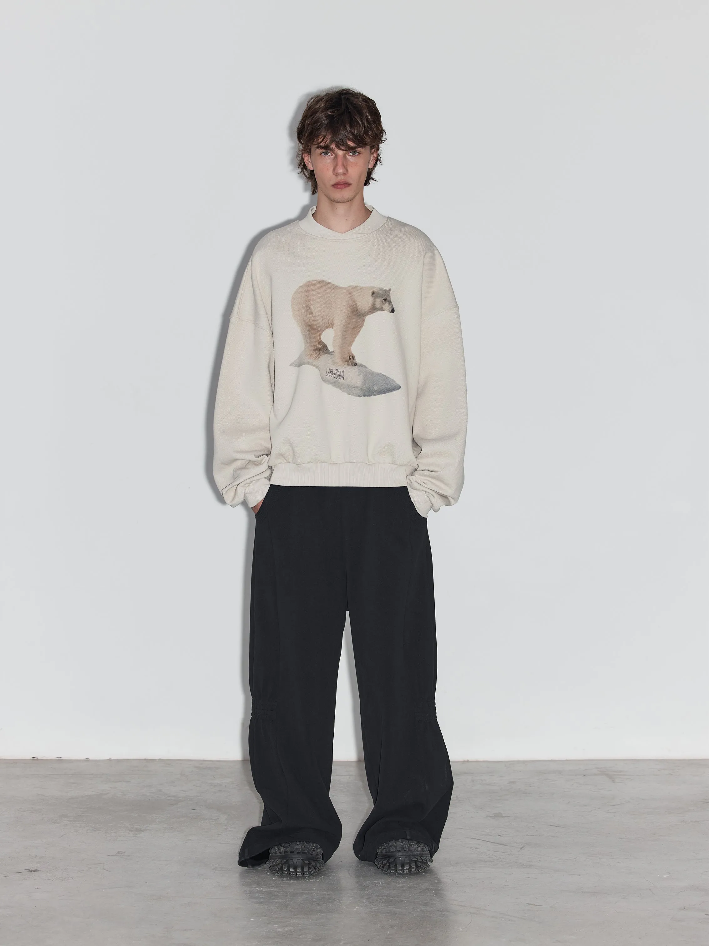 Loose-fitting pullover sweatshirt