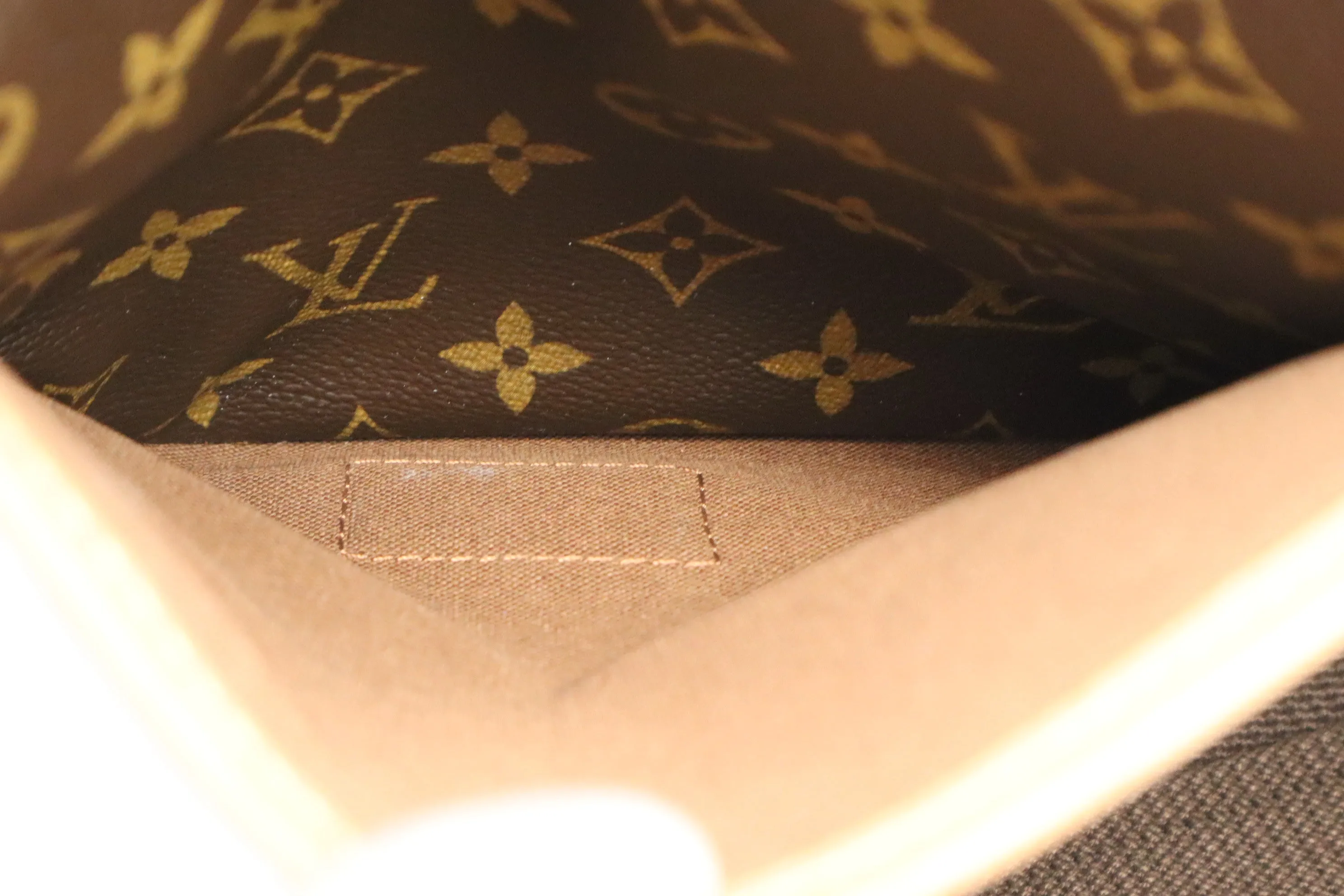 Louis Vuitton Messenger Bosphore MM in Monogram Canvas