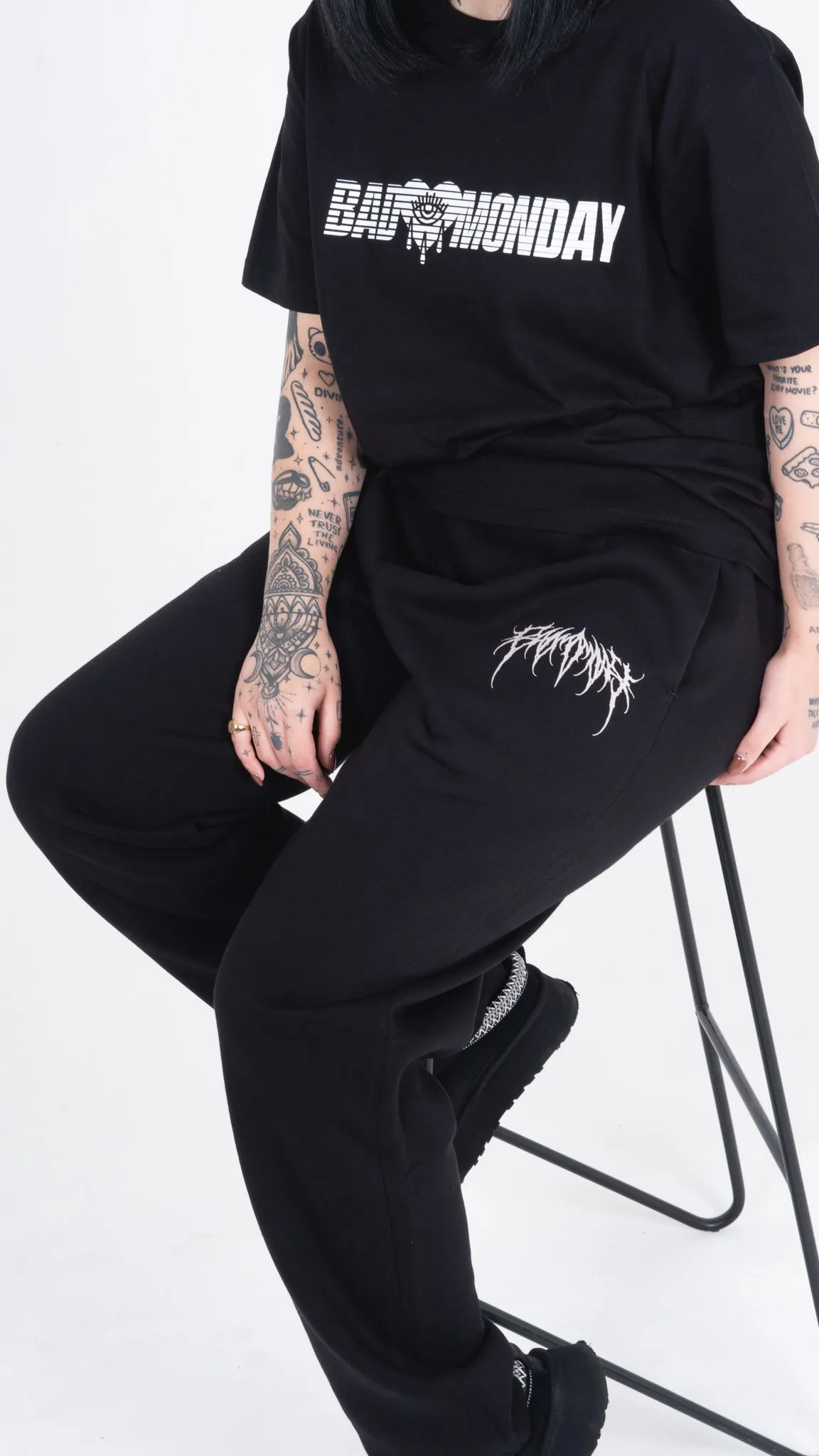 Metal Logo Cuffless Jogger