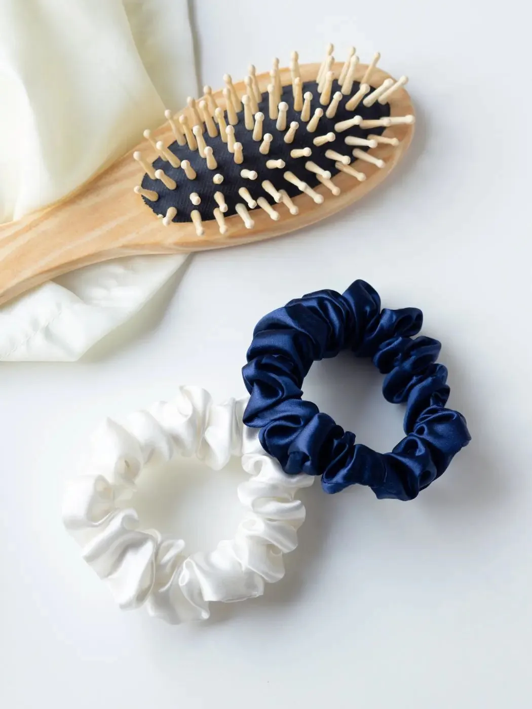 Mulberry Silk Classic Scrunchie in Silver Grey/Navy