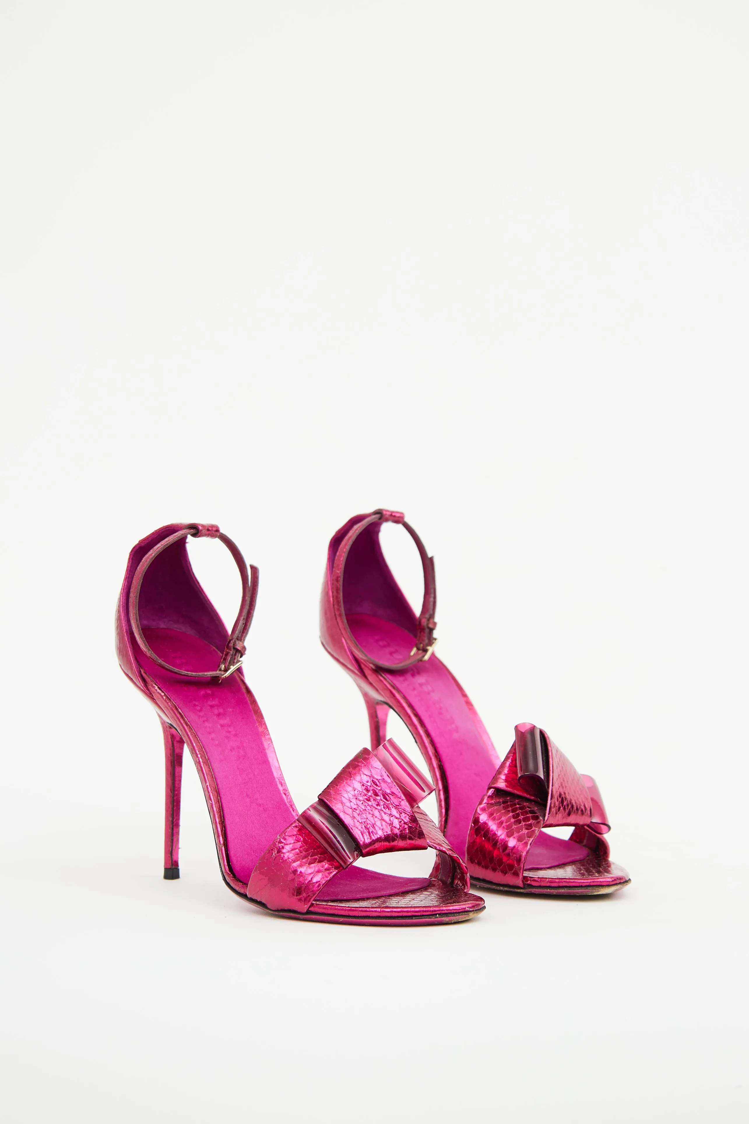 Pink Embossed Bow Pump