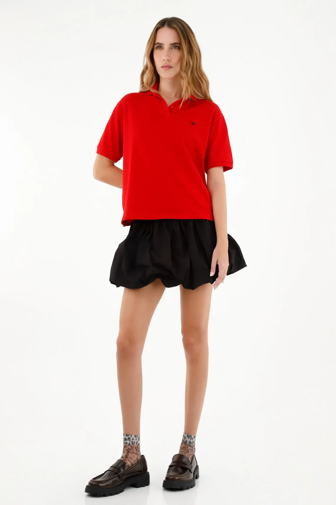 Polo roja con raqueta bordada para mujer