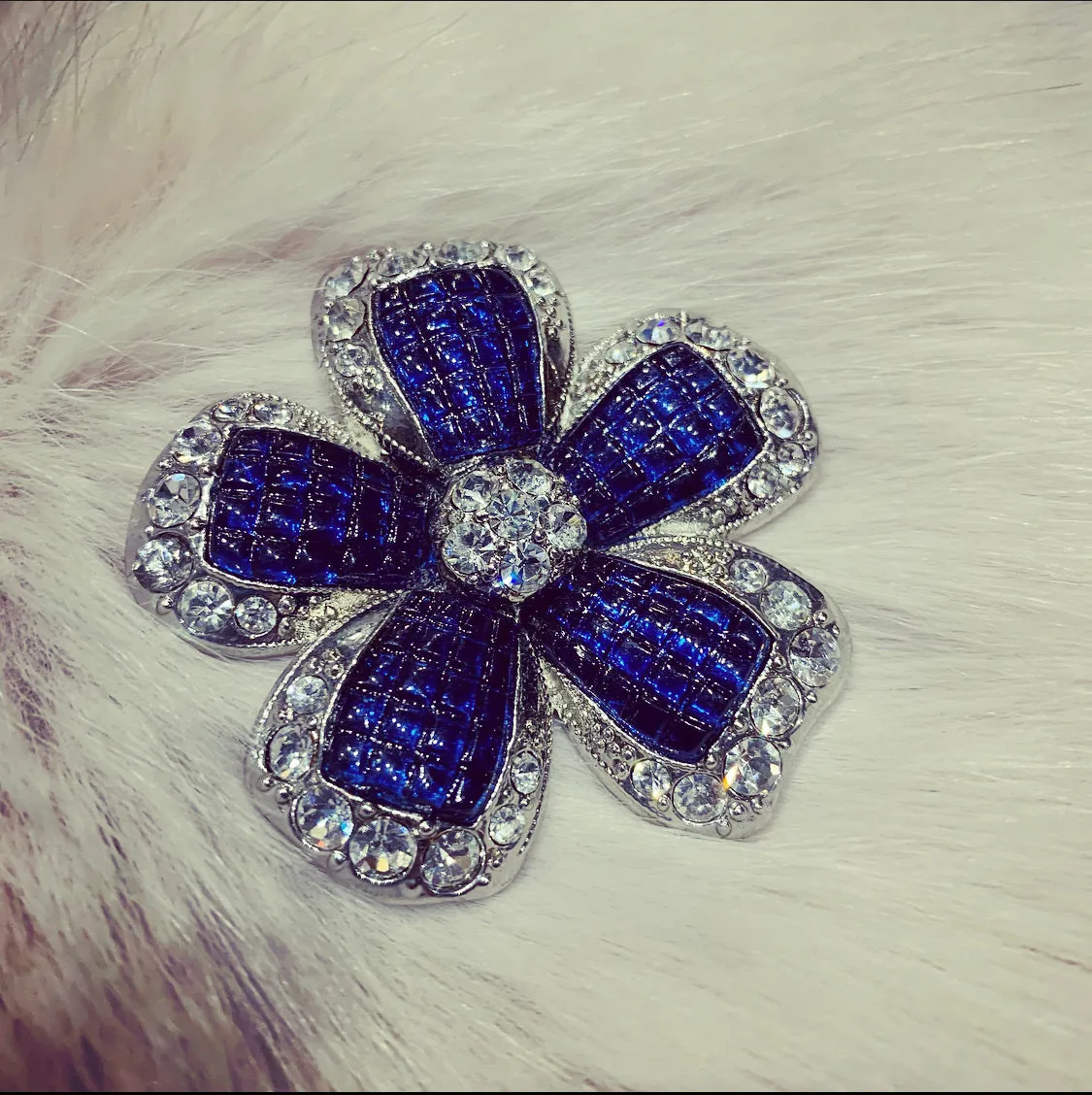 Sapphire blue vintage brooch by Avon