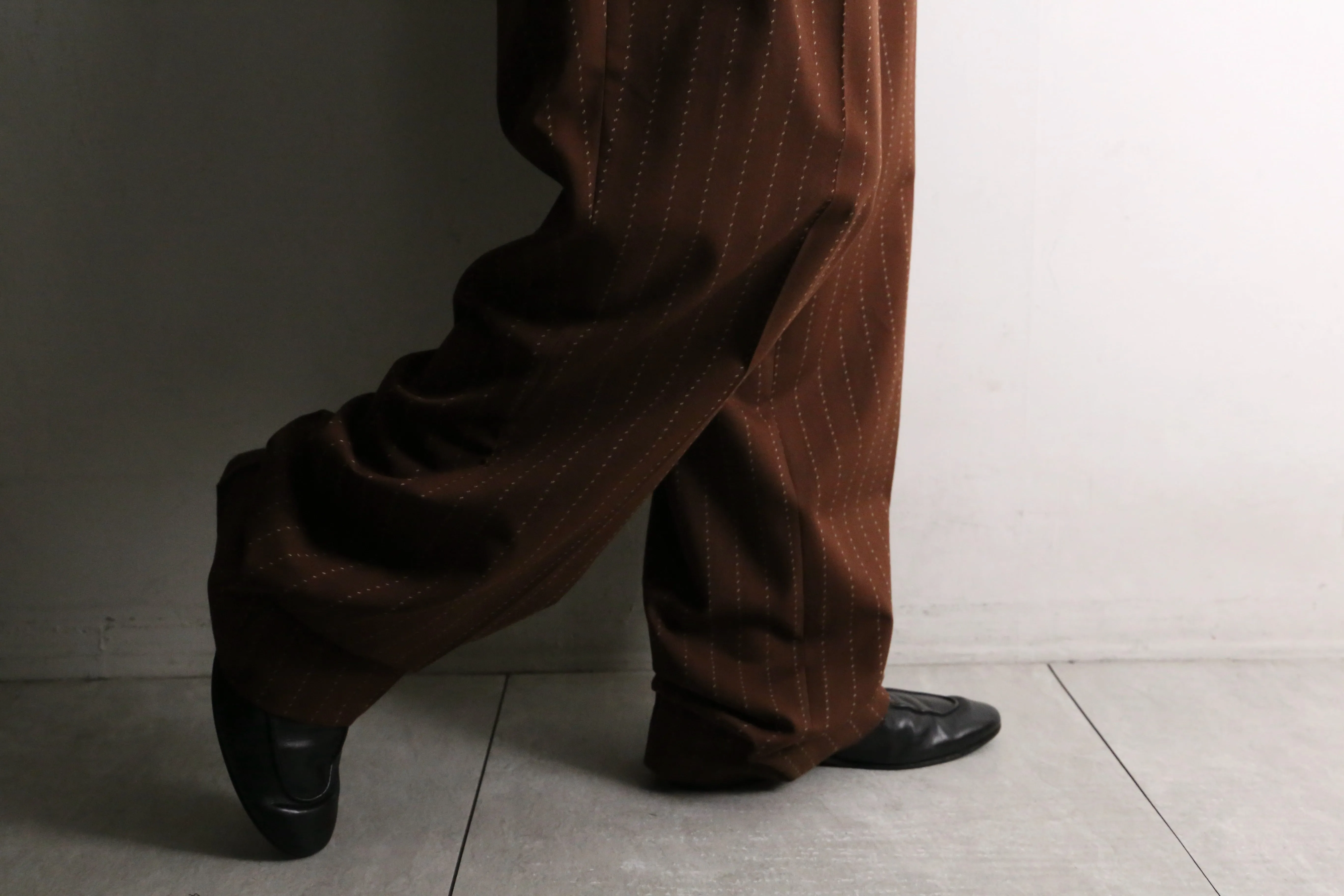 “STACY ADAMS” stripe design brown wide slacks