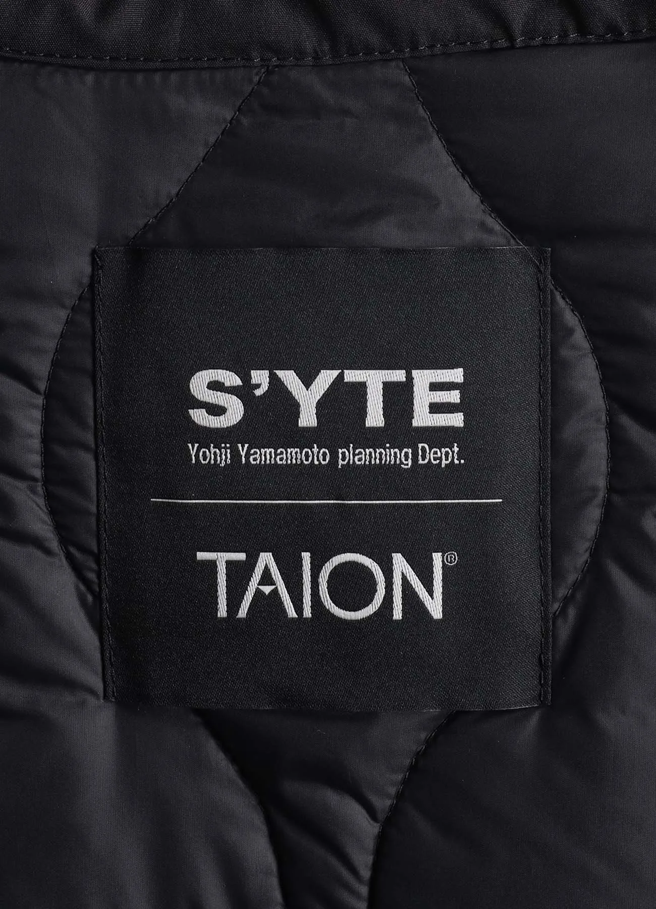 【S'YTE X TAION】SOUVENIR EMBROIDERED QUILTED DOWN CHINA JACKET