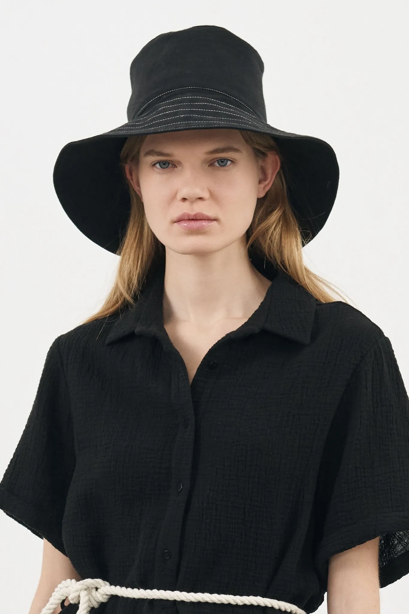 THE HAND LOOM Playa Contrast Stitch Bucket Hat