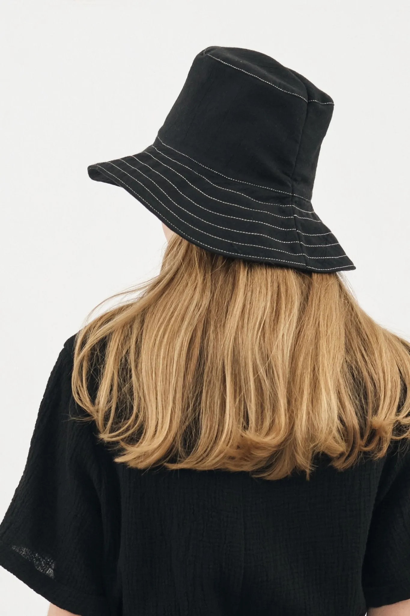 THE HAND LOOM Playa Contrast Stitch Bucket Hat