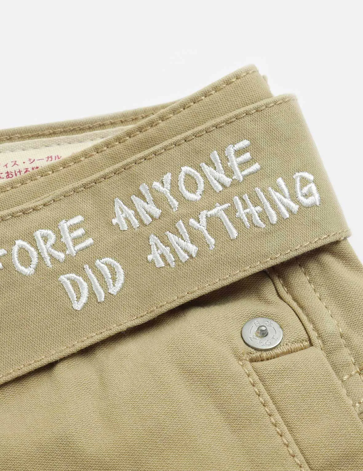 Tone-on-tone Kamon and Slogan Embroidery Cargo Shorts